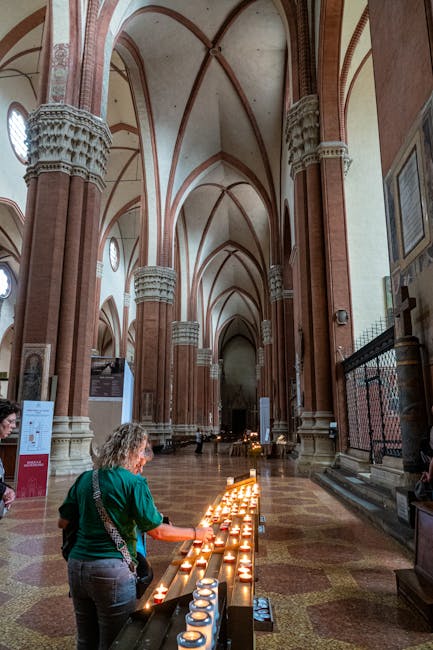 Innenansicht der Basilica di San Nicola mit Besuchern