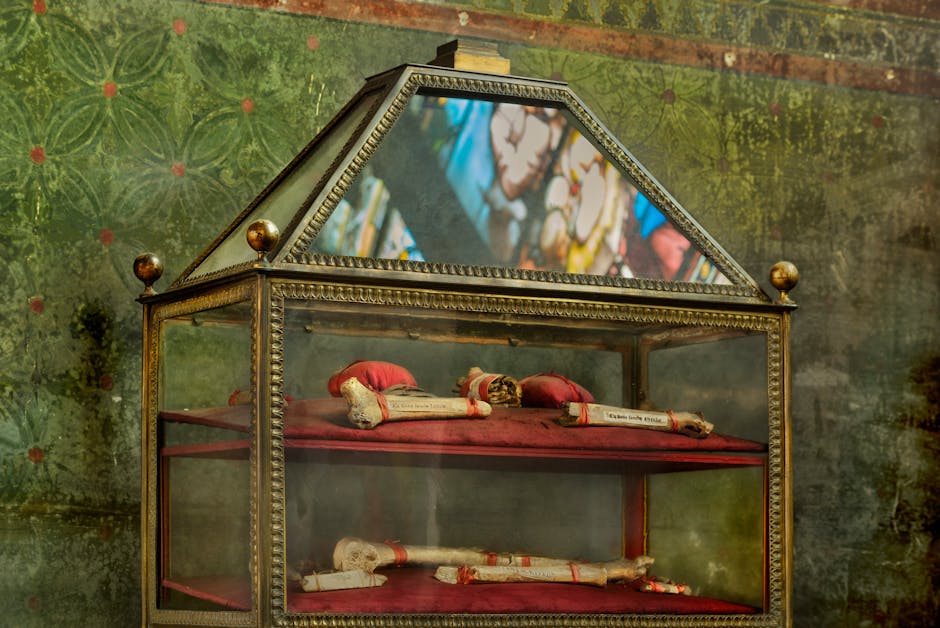 Vitrine de reliques sur coussins rouges, décor mural ancien à Bari