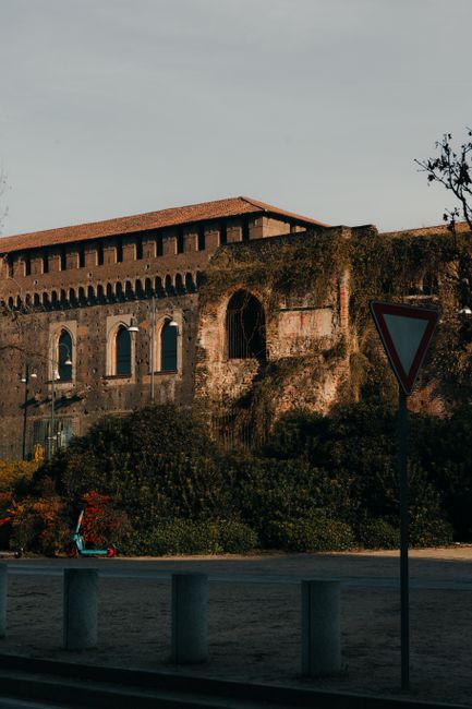 Alte Festungsmauer und Grünfläche, E-Scooter am Rand in Bari