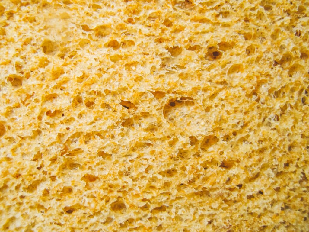 Gros plan sur la mie dorée et aérée de la focaccia de Bari
