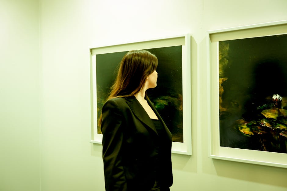 Visiteuse regardant des tableaux encadrés dans une galerie d'art à Bari