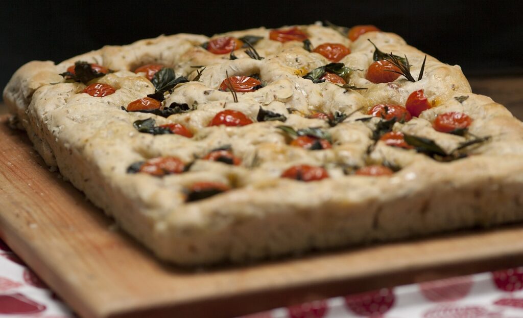 Focaccia carrée moelleuse aux tomates cerises et basilic, spécialité de Bari