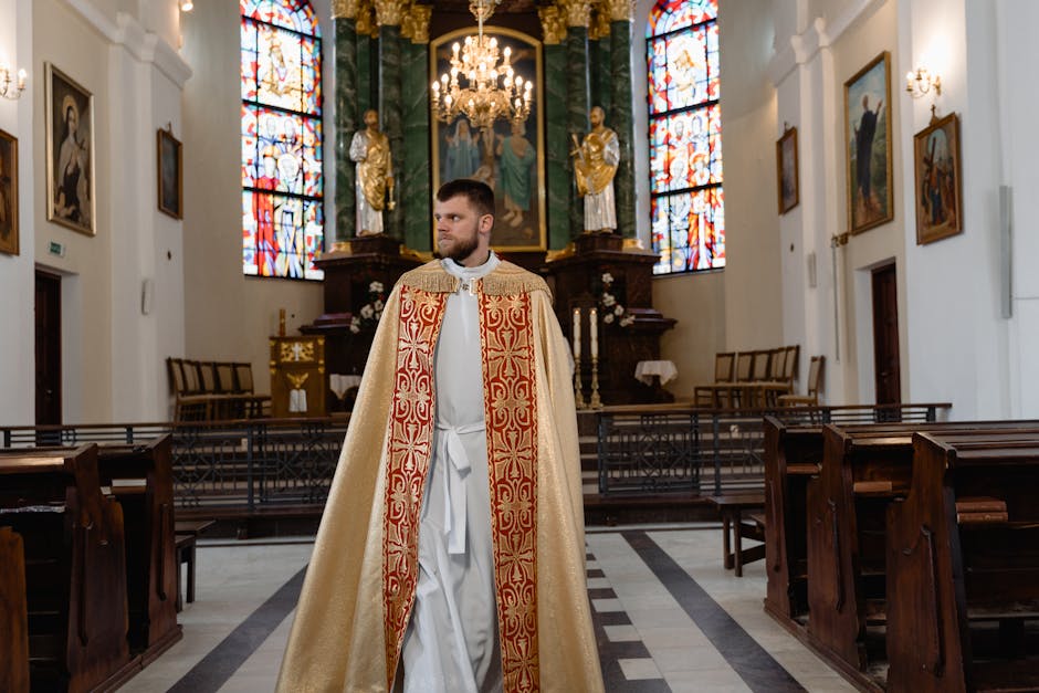 Ksiądz w złotej szacie stoi przed ołtarzem w kościele w Bari