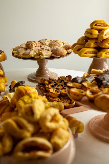 Etagères vol gebak en broodjes, kleurrijk assortiment in Bari