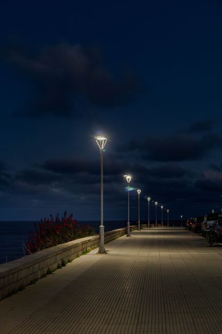 Lungomare di Bari illuminato da filare di lampioni al crepuscolo