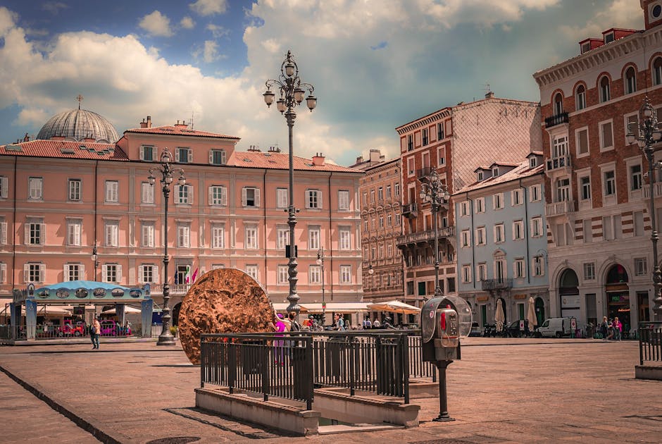 Place principale de Bari avec la sculpture ronde et façades colorées