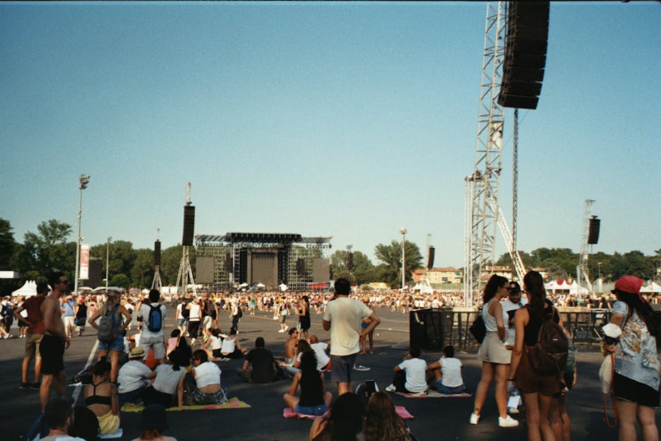 Open‑air summer concert crowd at Piazza del Ferrarese