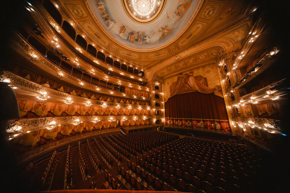 Intérieur doré d'un théâtre historique de Bari avec lustre et balcons