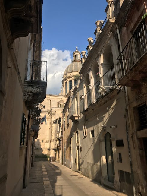 Enge Gasse mit Balkonen und Domkuppel im Zentrum von Catane