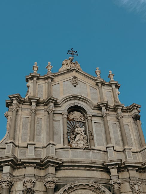 Dettaglio superiore della facciata del Duomo di Catania contro il cielo