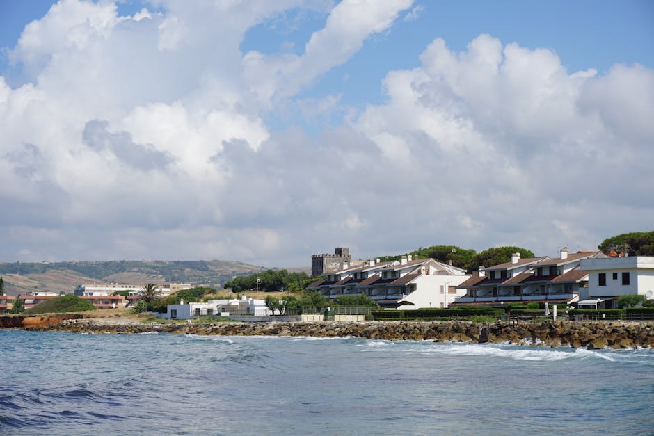 Wohnhäuser am Meer mit Turm und weitem Himmel nahe Catane
