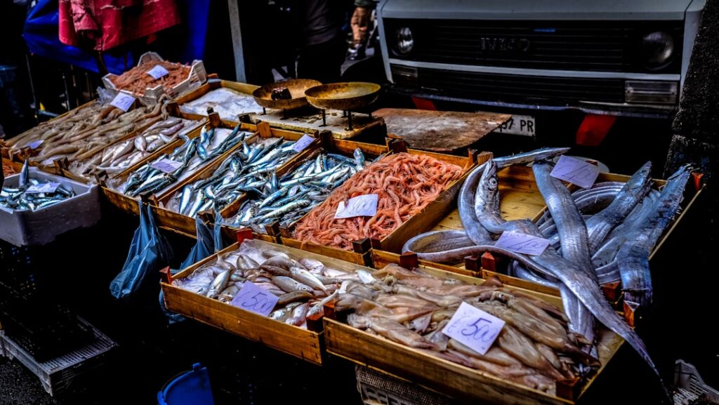 Bancarella del pesce con gamberi e sardine al mercato di Catania