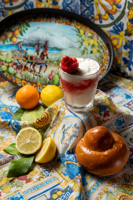 Brioche mit Granita und Zitrusfrüchten vor sizilianischer Keramik, Catania