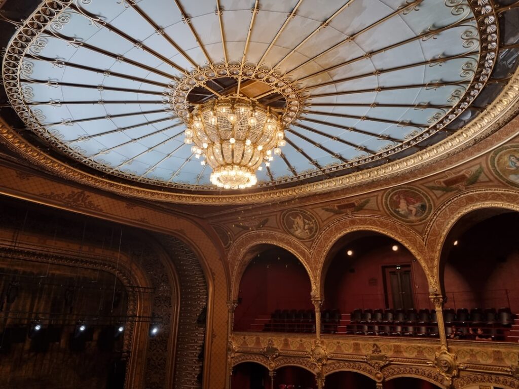 Wnętrze Teatro Massimo Bellini z żyrandolem