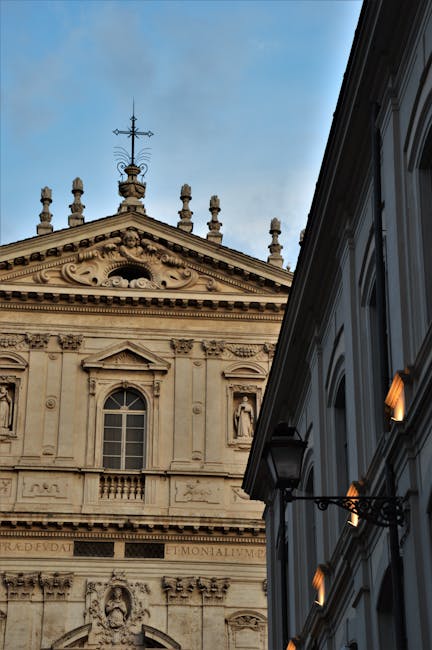 Facciata barocca di una chiesa di Catania vista tra due edifici