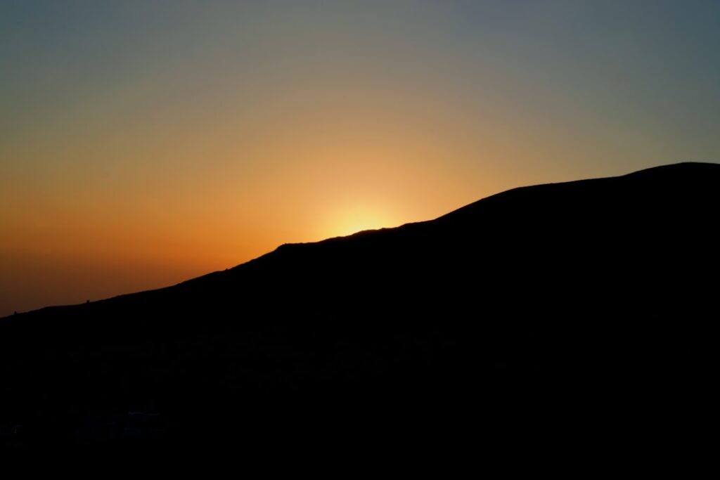 Sonnenuntergang hinter der Silhouette des Mount Etna bei Catania