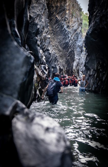 Wanderer waten durch enge Schlucht der Gole dell'Alcantara