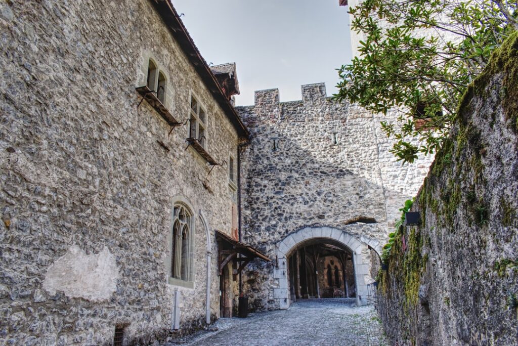 Ruelle pavée et portail voûté dans un quartier ancien de Catane