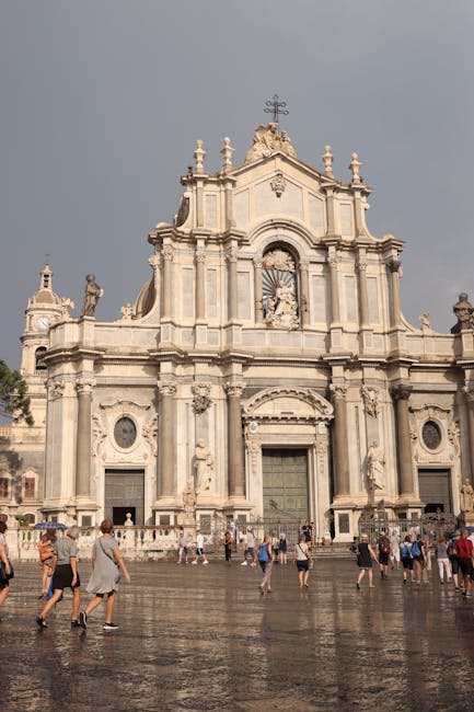Facciata barocca del Duomo di Catania e persone nella piazza