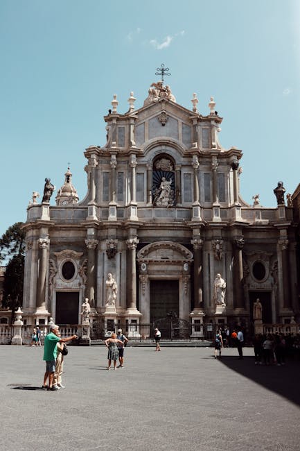 Voorzijde van de kathedraal van Catania met toeristen op plein