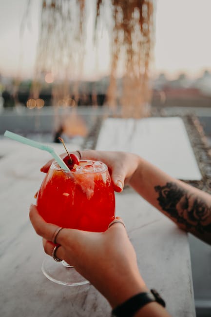Bicchiere di vino dell'Etna e cocktail su un rooftop