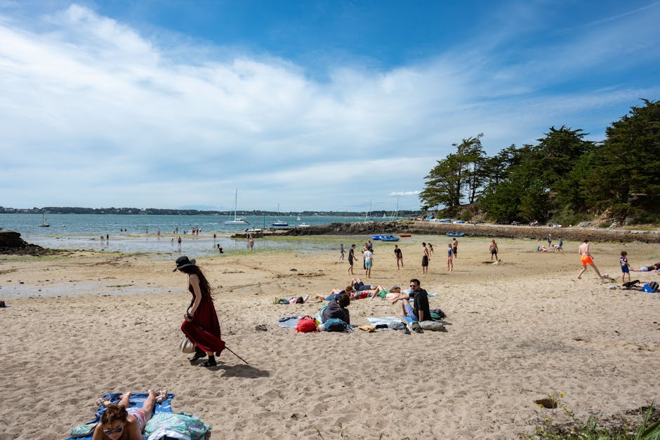 Plaża z plażowiczami i łodziami przy brzegu w Katanii