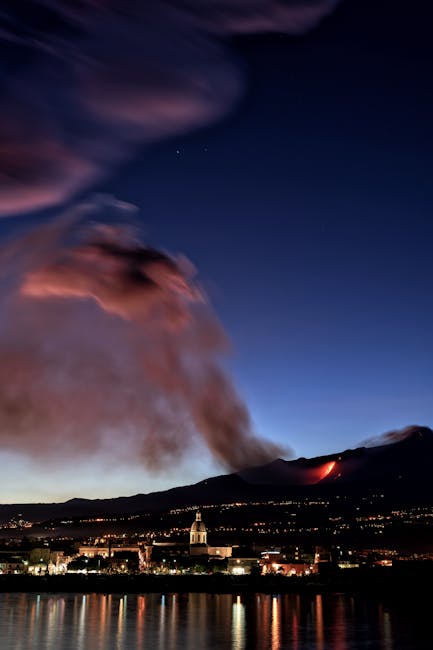 Coulée de lave rouge sur l'Etna, panorama nocturne depuis Catane