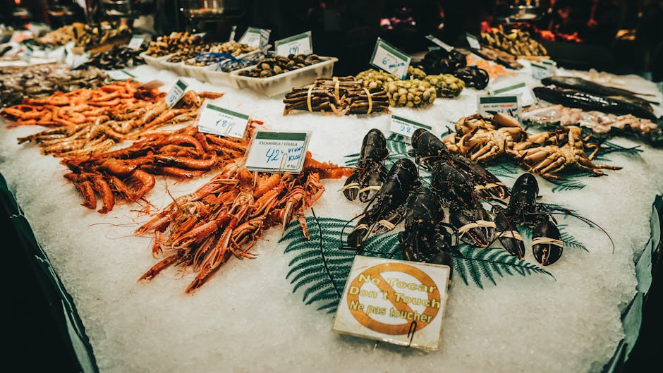 Étal de crustacés et homards sur glace au marché de Catane
