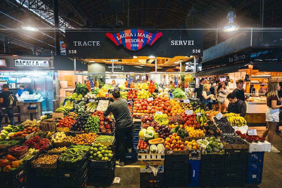 Bancarella di frutta colorata nel mercato storico di Catania con venditore