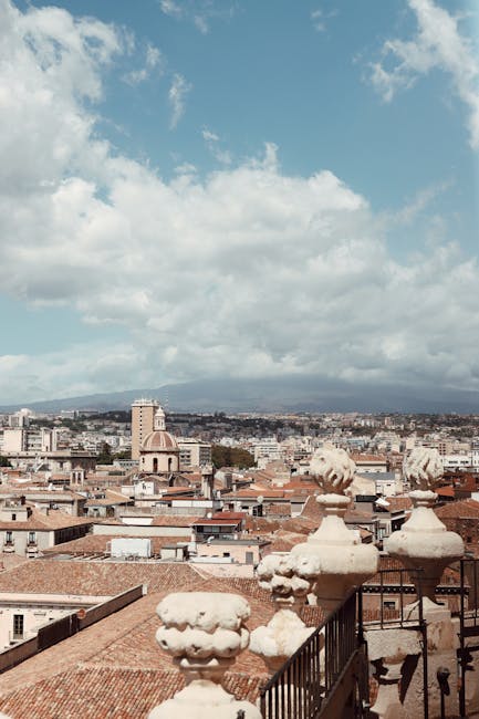 Panorama dei tetti di Catania visto da una balaustra ornamentale