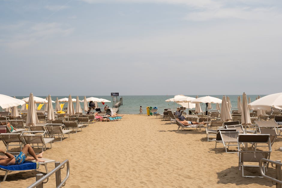 Lido organisé à Catane avec rangées de parasols et passerelle