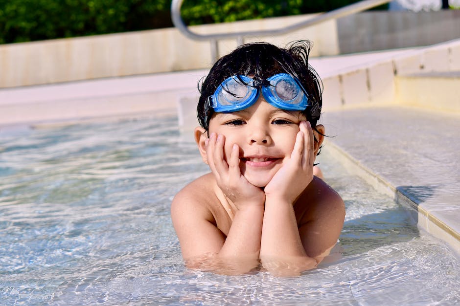 Enfant souriant dans une piscine peu profonde à Catane