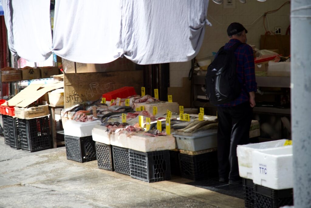 Bancarella di pesce con cassette e ghiaccio alla Pescheria di Catania