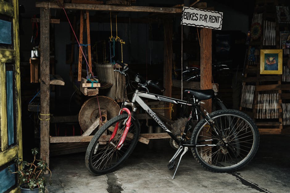 Mountainbike vor 'Bikes for Rent'-Schild in einem Laden in Catania