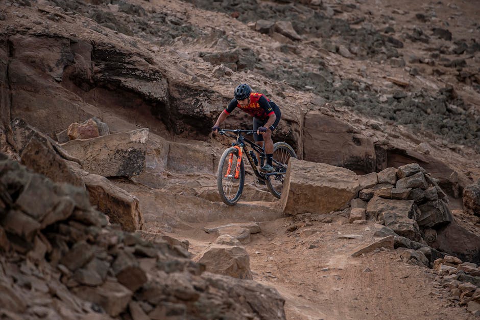 Mountainbiker fährt steil über felsigen Trail am Ätna