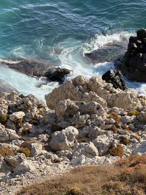 Falaises et rochers blancs battus par la mer près de Catane