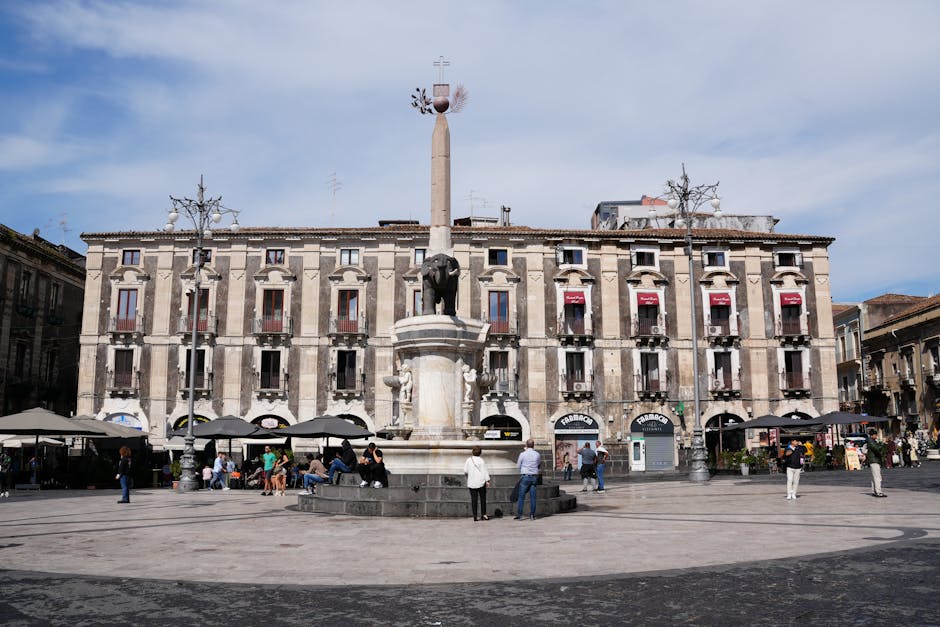 Fontanna z słoniem i obelisk na Piazza del Duomo w Catanii