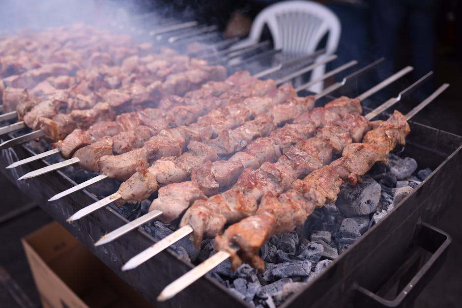 Spiedini di carne alla brace fumante, tipici delle vie di Catania