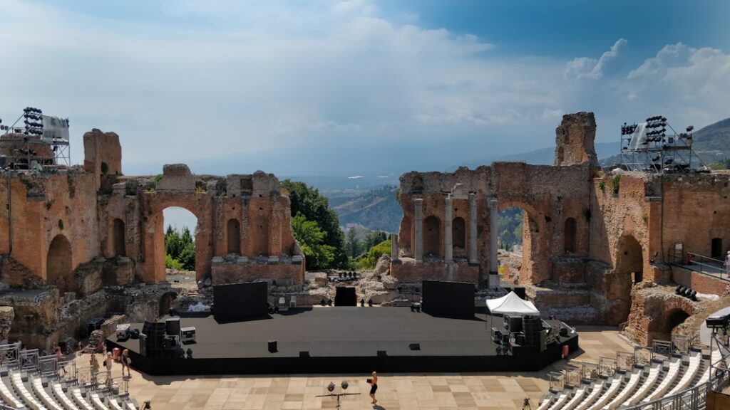 Antikes griechisches Theater in Taormina mit Bühne und stufenförmigen Rängen