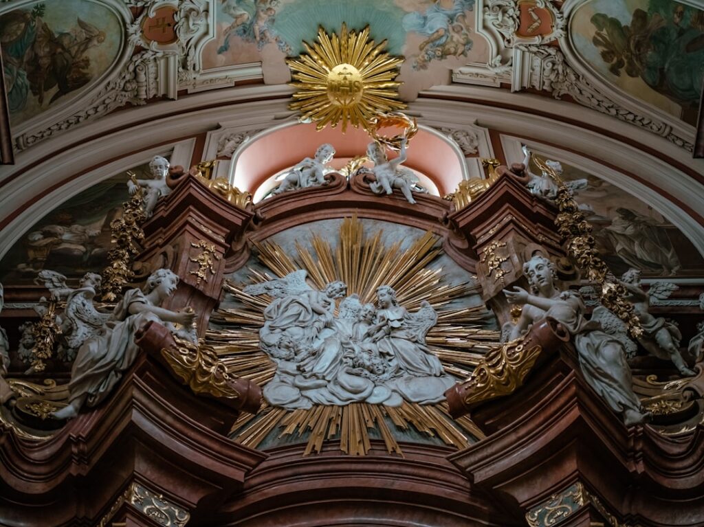 Décor baroque doré avec angelots et rayons sculptés dans une église de Catane