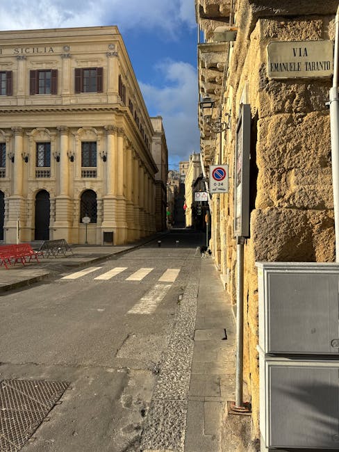 Rustige straat in Catania met historisch gebouw en een zebrapad