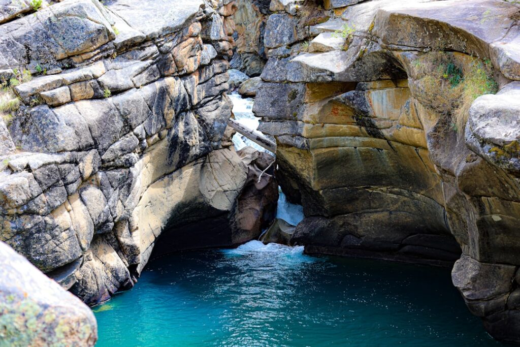 Acqua turchese in stretto canyon roccioso delle Gole dell'Alcantara