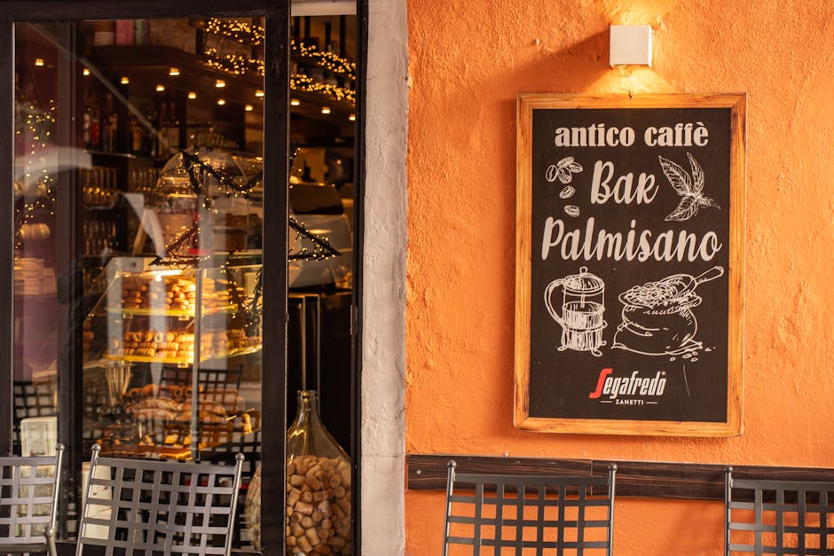Antico caffè Bar Palmisano con insegna su muro arancione, Catania