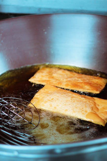 Panelle carrées en train de frire dans l'huile, préparation à Catane