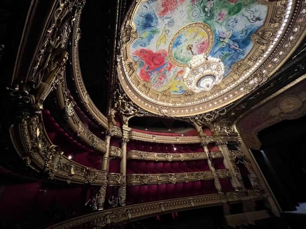 Wnętrze teatru z czerwonymi lożami i malowanym sufitem w Katanii.