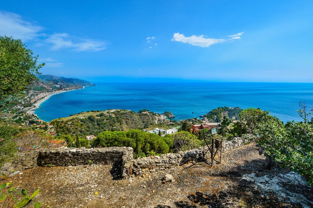 Vista panoramica della costa e del mare blu vicino a Catania