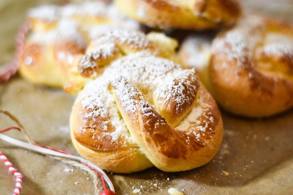 Brioche intrecciate spolverate di zucchero a velo, stile catanese
