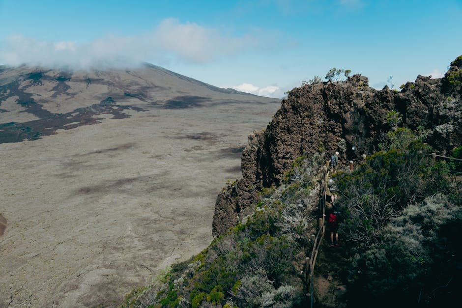 Passeggiata su sentiero in cresta rocciosa sull'Etna, vista pianura lavica