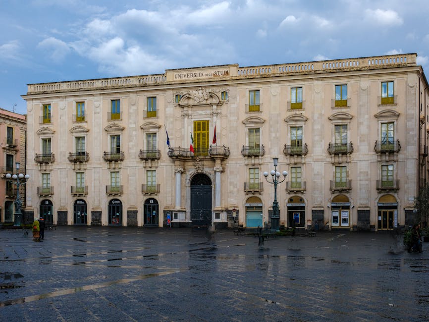 Universitätsgebäude 'Università degli Studi' an nassem Platz in Catania