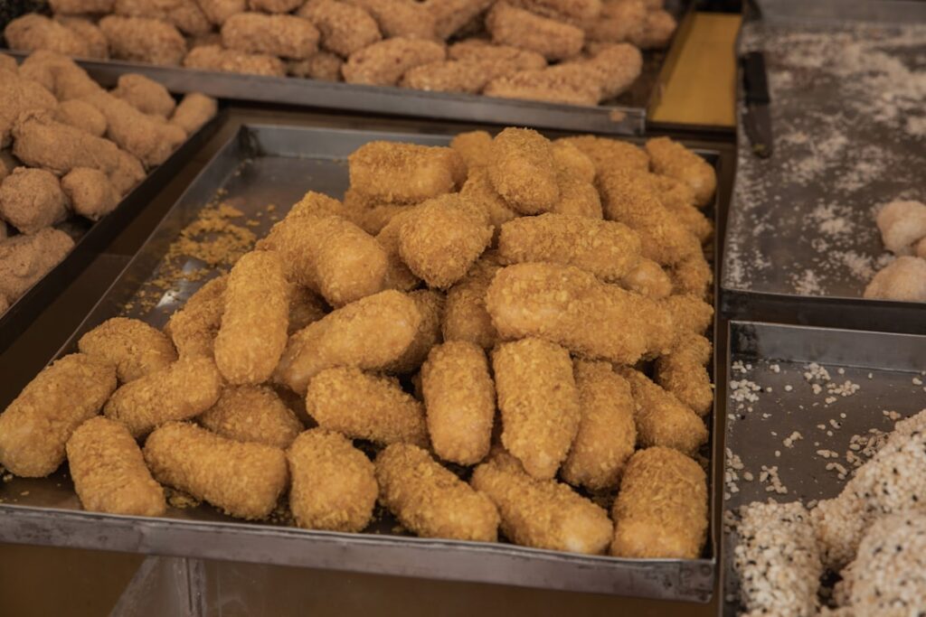 Pile de crocchè dorées prêtes à servir dans un stand à Catane